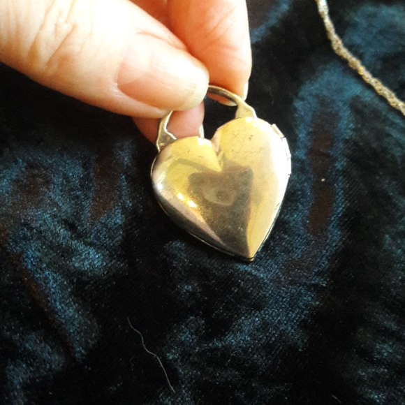 Vintage look detailed heart charm locket - Picture 2 of 8